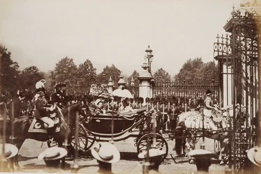 ビクトリア女王（1819年から1901年）は、ゴールデンジュビリーのお祝いのときに1887年にロンドン中心部を駆け抜けました。